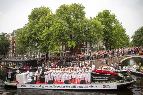 De boot van Aidsfonds tijdens de Canal Parade in augustus 2014